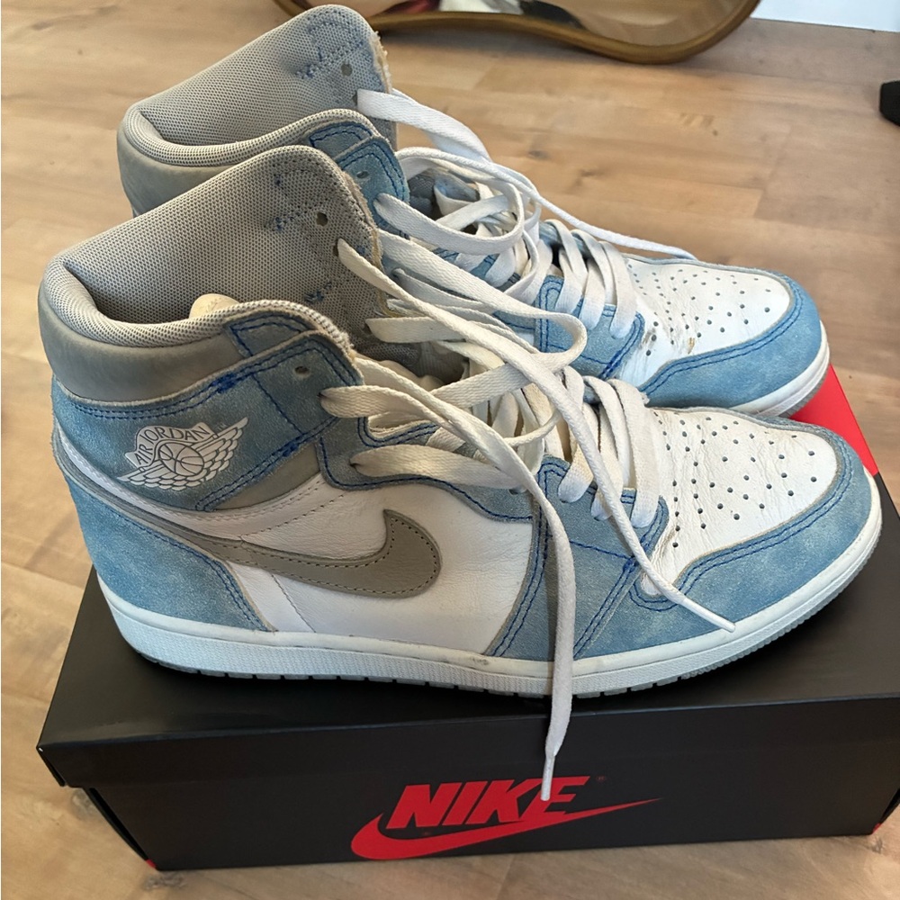 Nike Air Jordan 1 Retro High OG in Hyper Royal and White